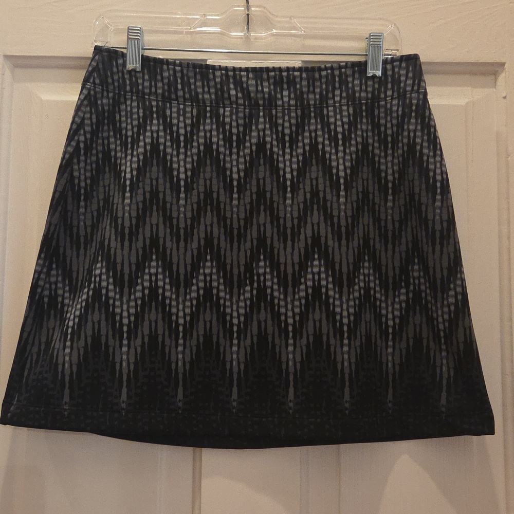 Athleta Pretty Black/Gray Mini Skirt In Very Good Condition! Stretchy Fabric.